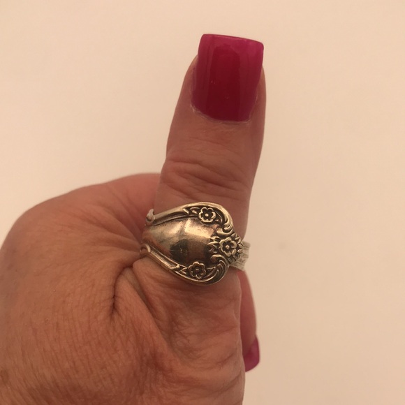 Vintage 1970's Spoon Ring Size 8 w/ Floral Motif - Picture 6 of 6